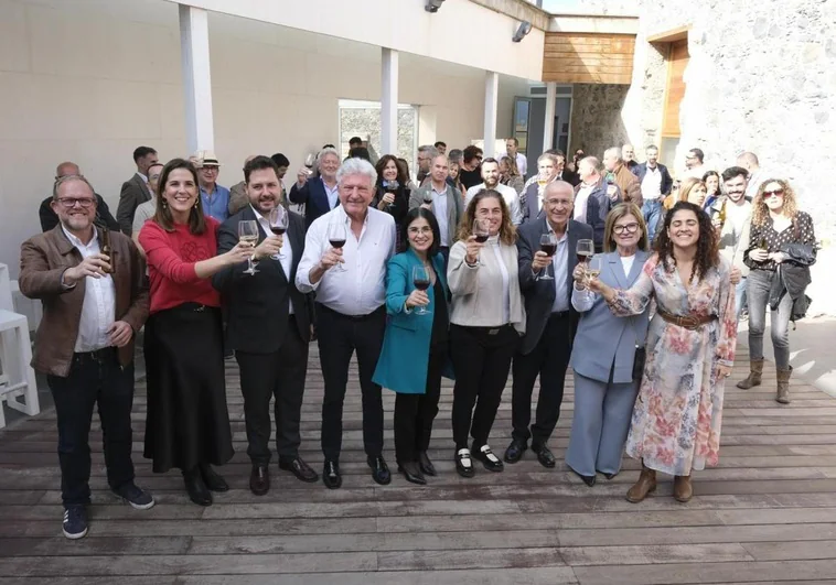 Carolina Darias brinda junto a los concejales que la acompañaron en el brindis en el Castillo de Mata