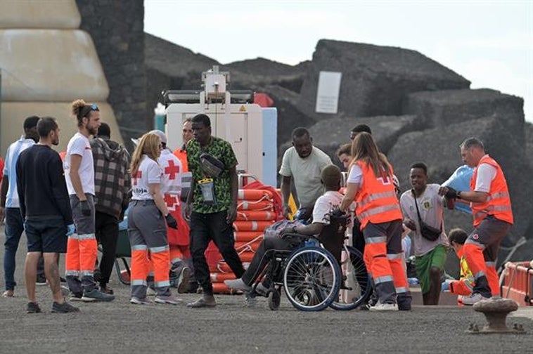 Llegada de un grupo de migrantes al puerto de La Restinga durante la semana pasada.