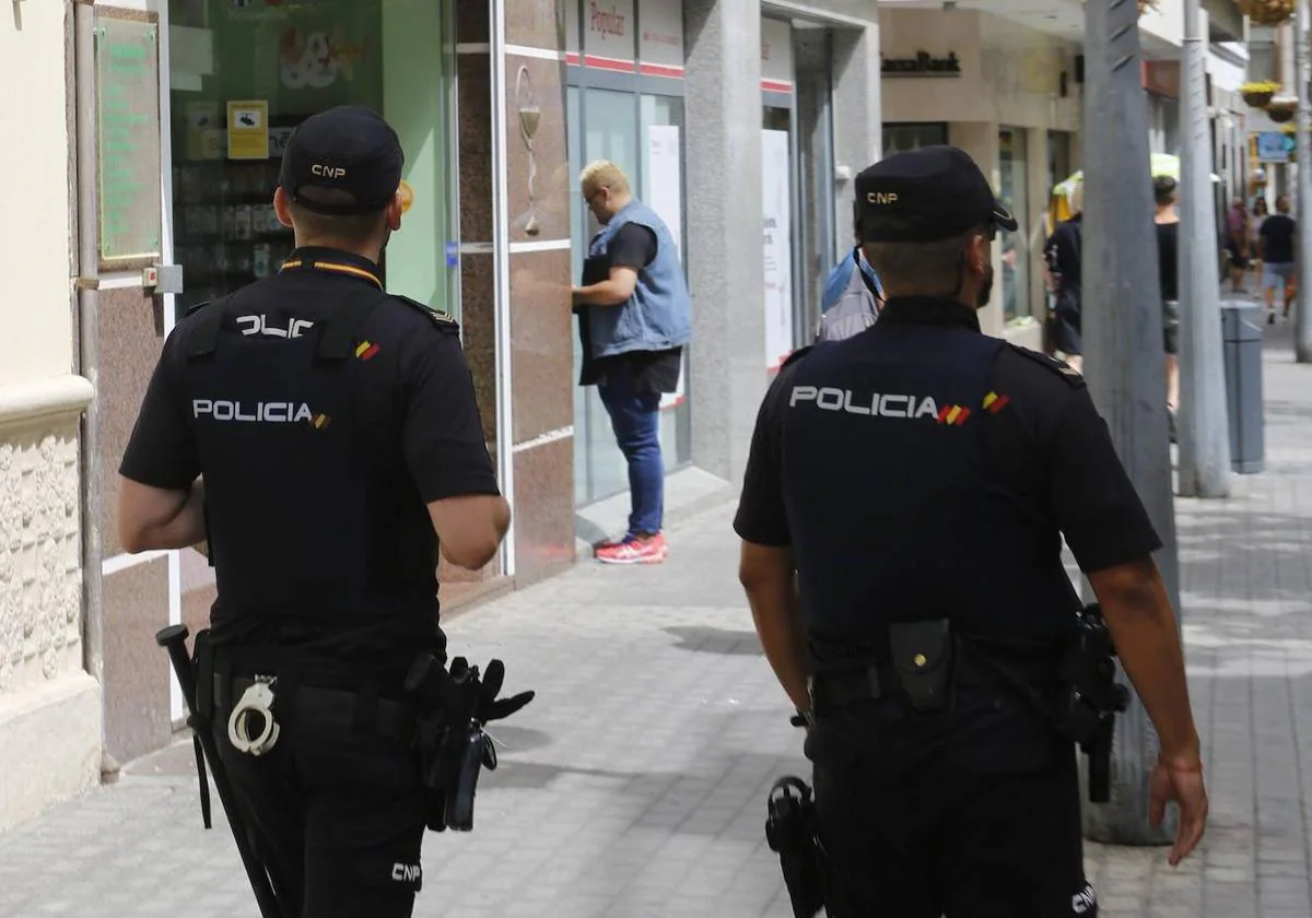 Dos agentes de la Policía Nacional patrullan en una foto de archivo.