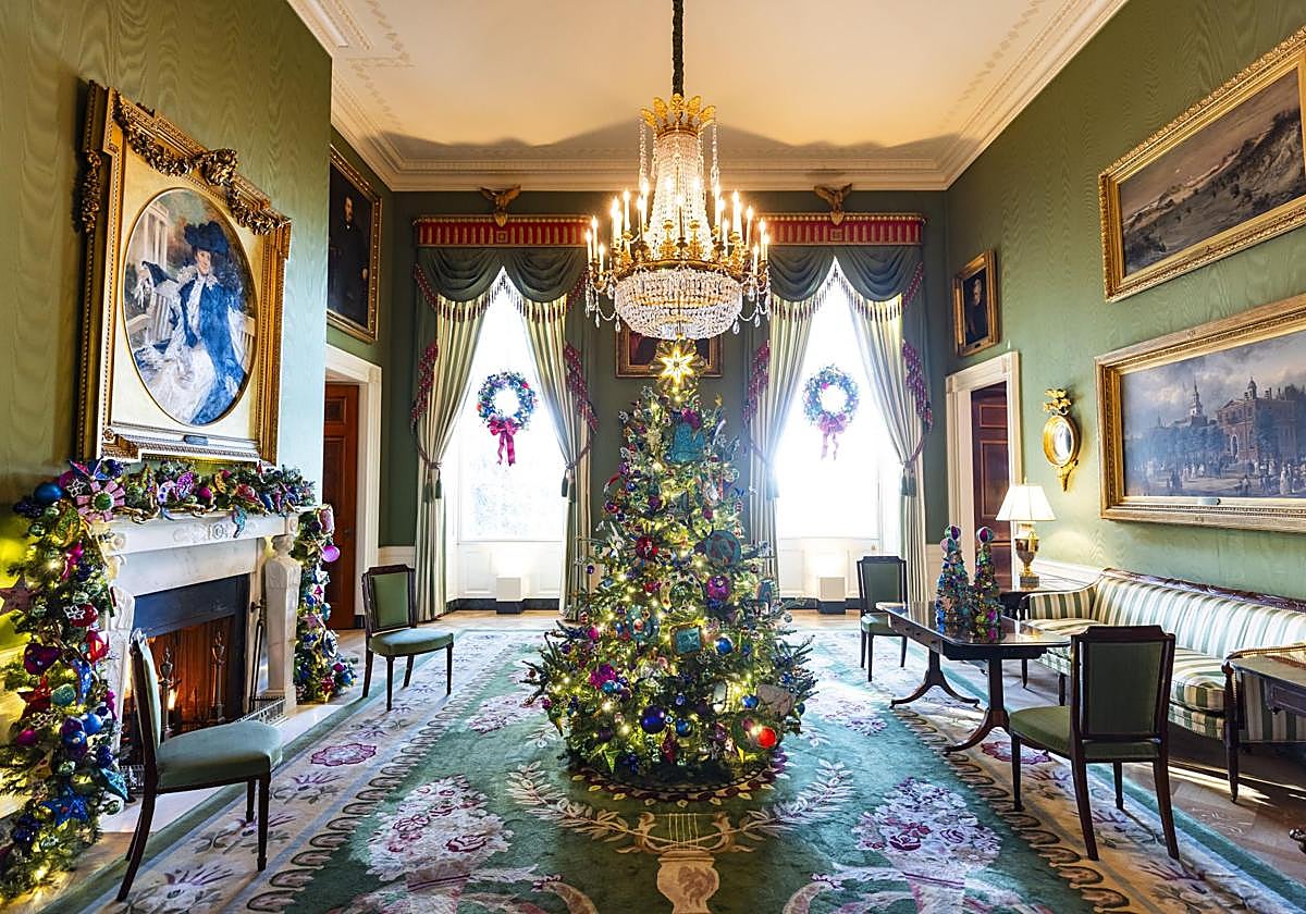 Luces y símbolos de paz en las últimas navidades de Biden en la Casa Blanca