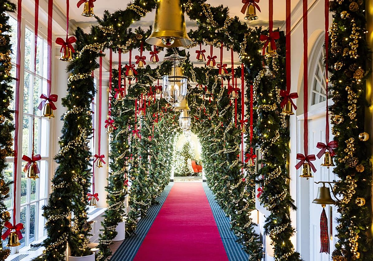 Imagen principal - Luces y símbolos de paz en las últimas navidades de Biden en la Casa Blanca