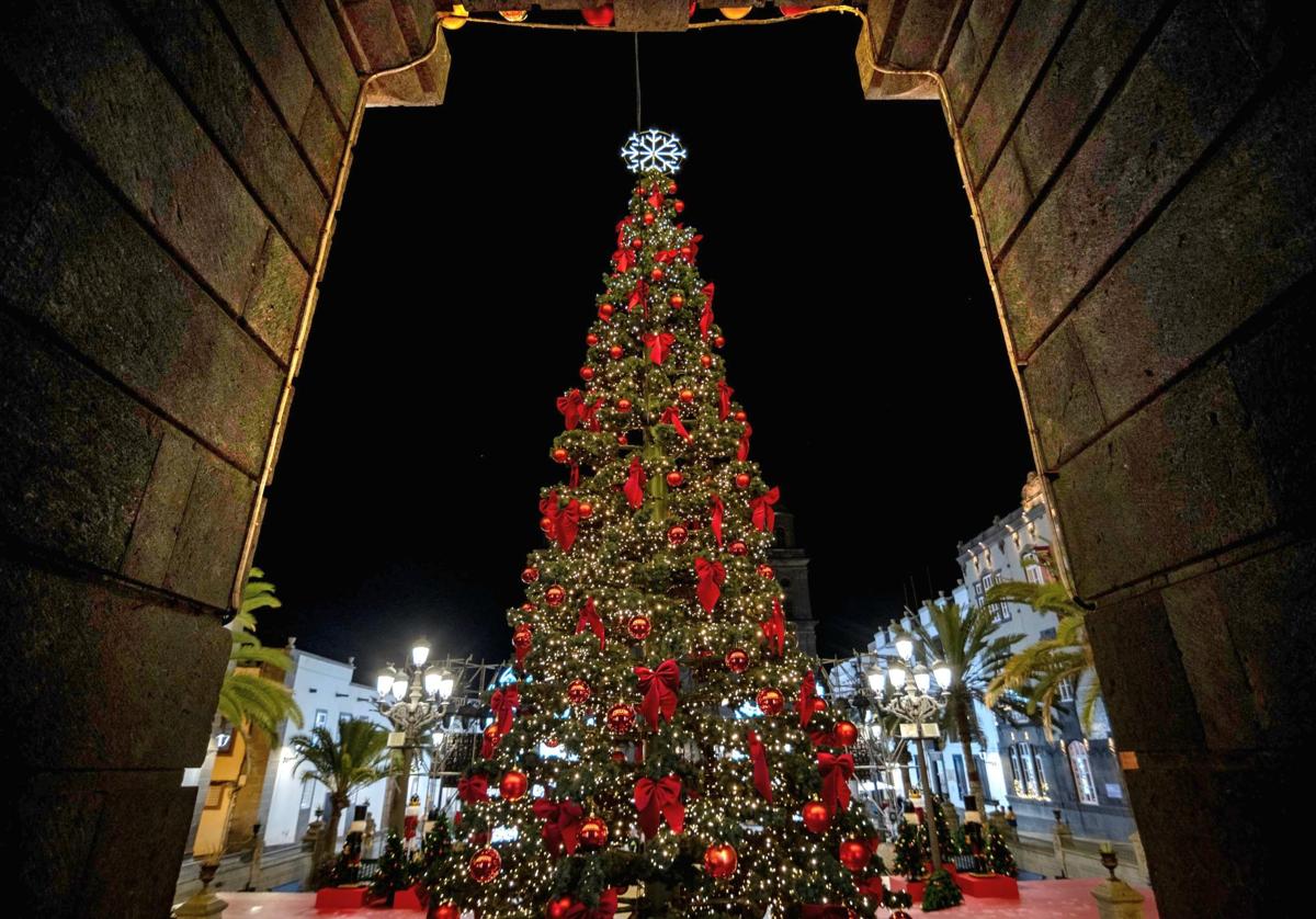 Imagen del árbol de Navidad expuesto en la la plaza de Santa Ana, en el casco antiguo de la capital grancanaria.