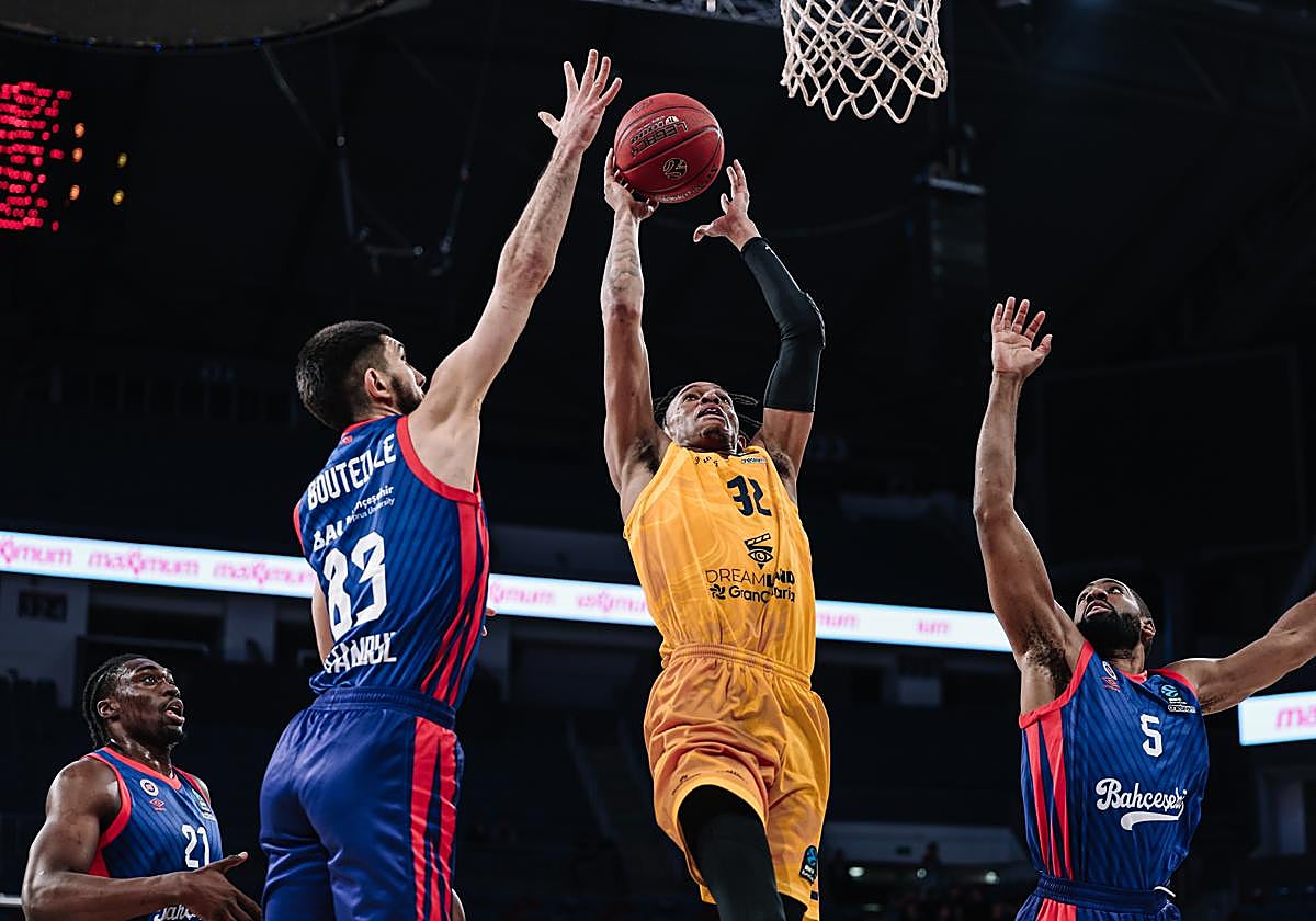 Thomasson trata de anotar ante la defensa turca.