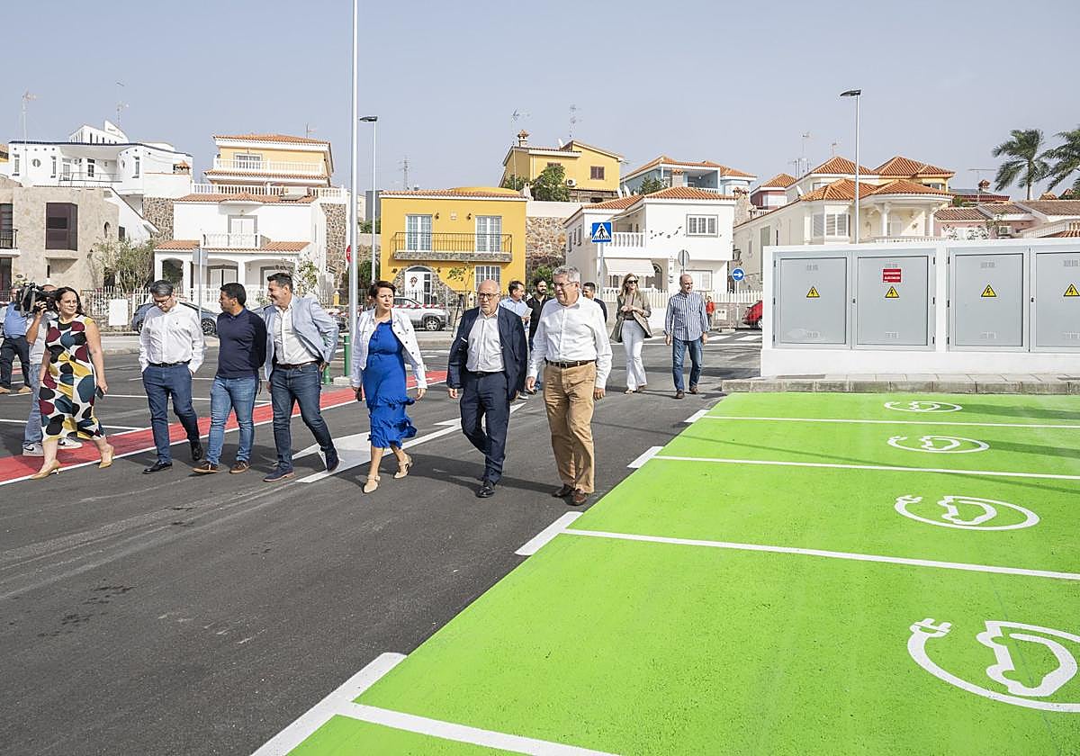 Marco Aurelio Pérez (centro de la foto, con pantalón marrón), durante la visita a la nueva explanada de aparcamientos de Bellavista.