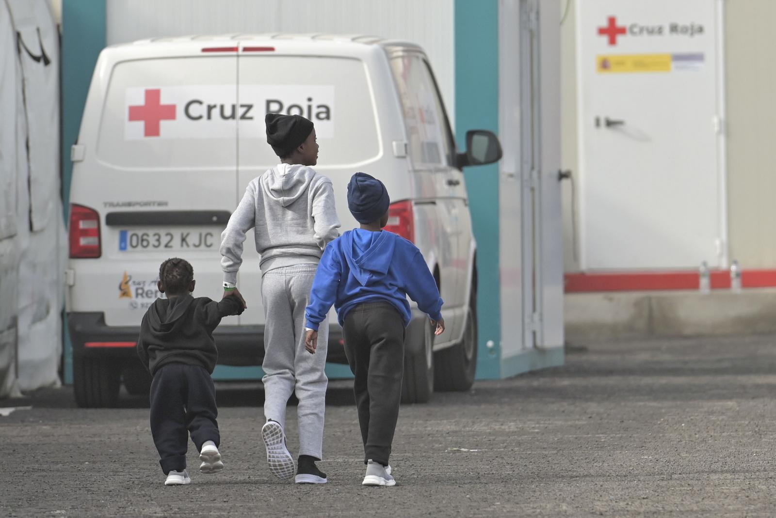 75 personas llegaron en un cayuco al muelle de La Restinga durante la mañana de este martes. Entre ellas había tres mujeres y cuatro niños.