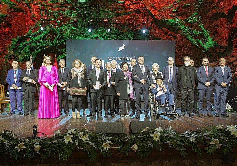 Imagen de familia de colectivos y personas objeto de homenaje.