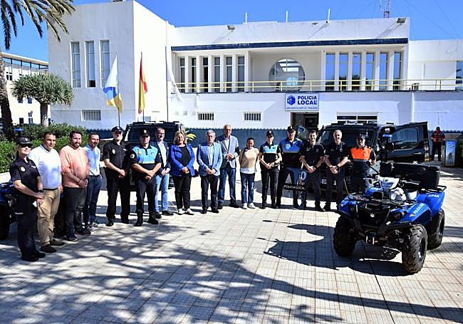 Foto de familia del acto de presentación de los nuevos vehículos.