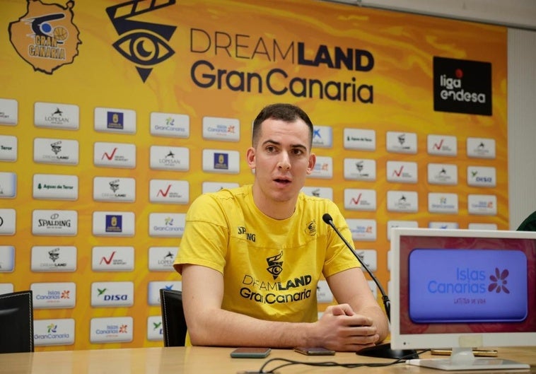 El jugador internacional del Dreamland Gran Canaria, Miquel Salvó, durante la rueda de prensa.