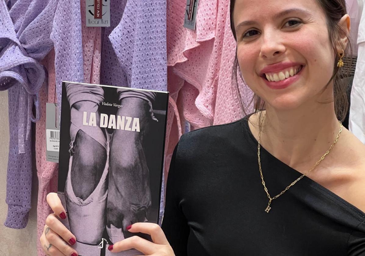 Violeta Vargas posa con un ejemplar de su poemario 'La danza'.