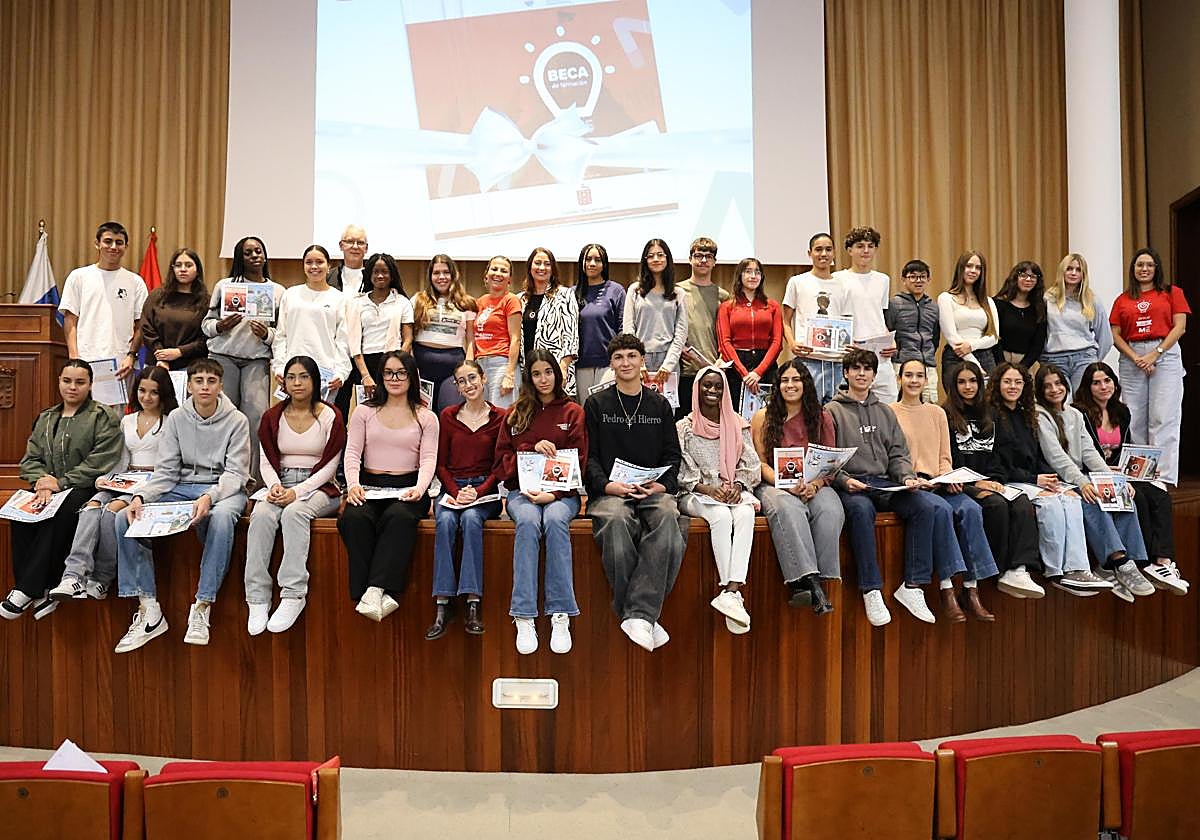 Foto de familia de participantes en la actividad.
