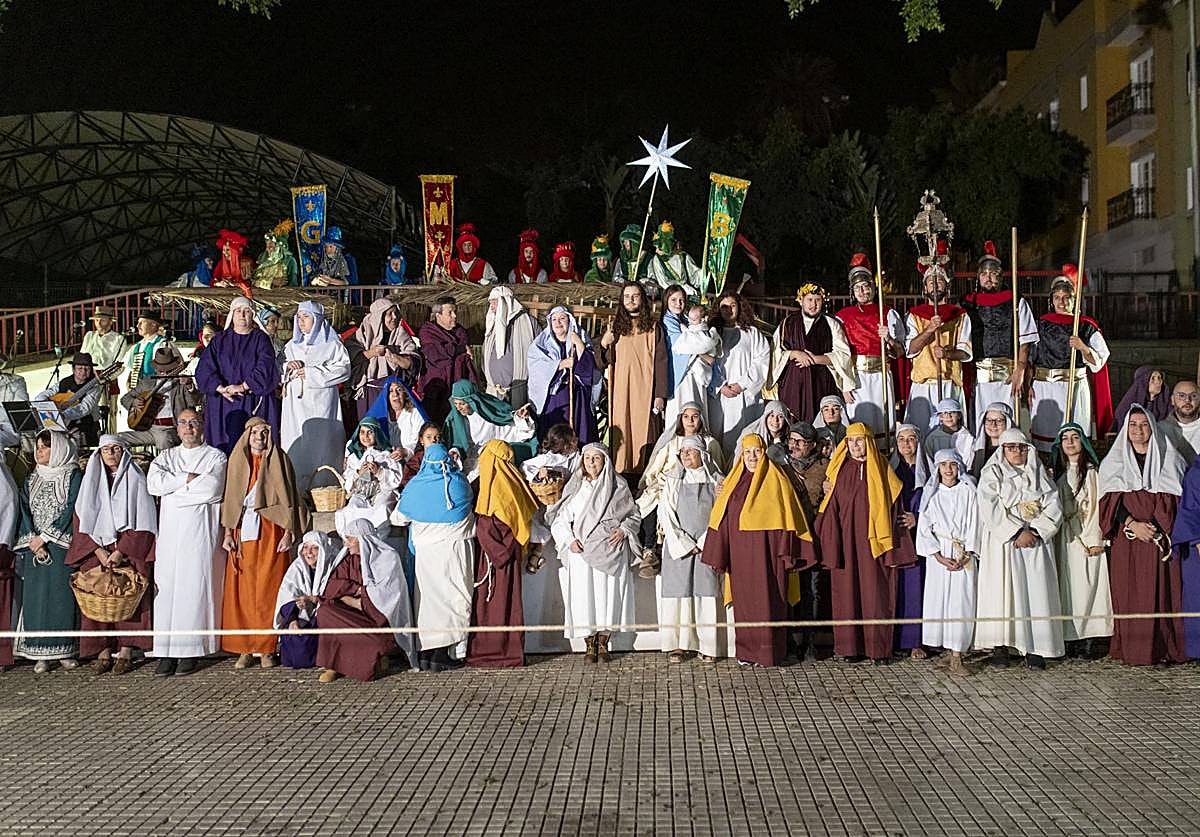 Parte de las personas que participarán en la representación este año.