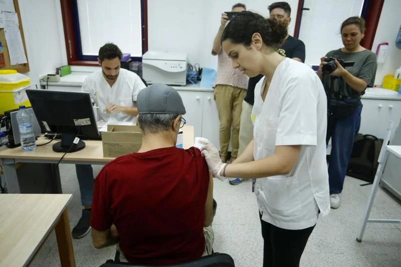 Foto de archivo de una enfermera vacunando a un paciente contra la gripe.