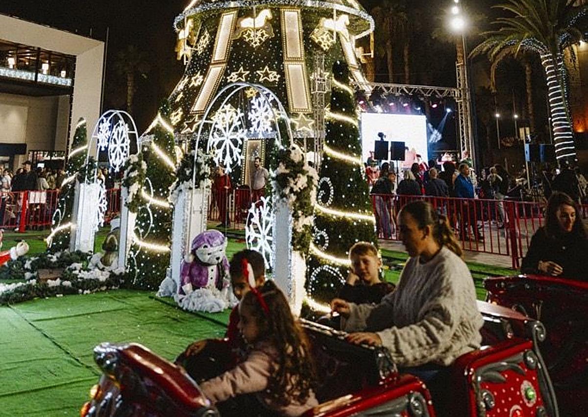 Imagen secundaria 1 - ¡La magia de la Navidad brilló en el Centro Comercial Las Arenas con la llegada de Papá Noel!