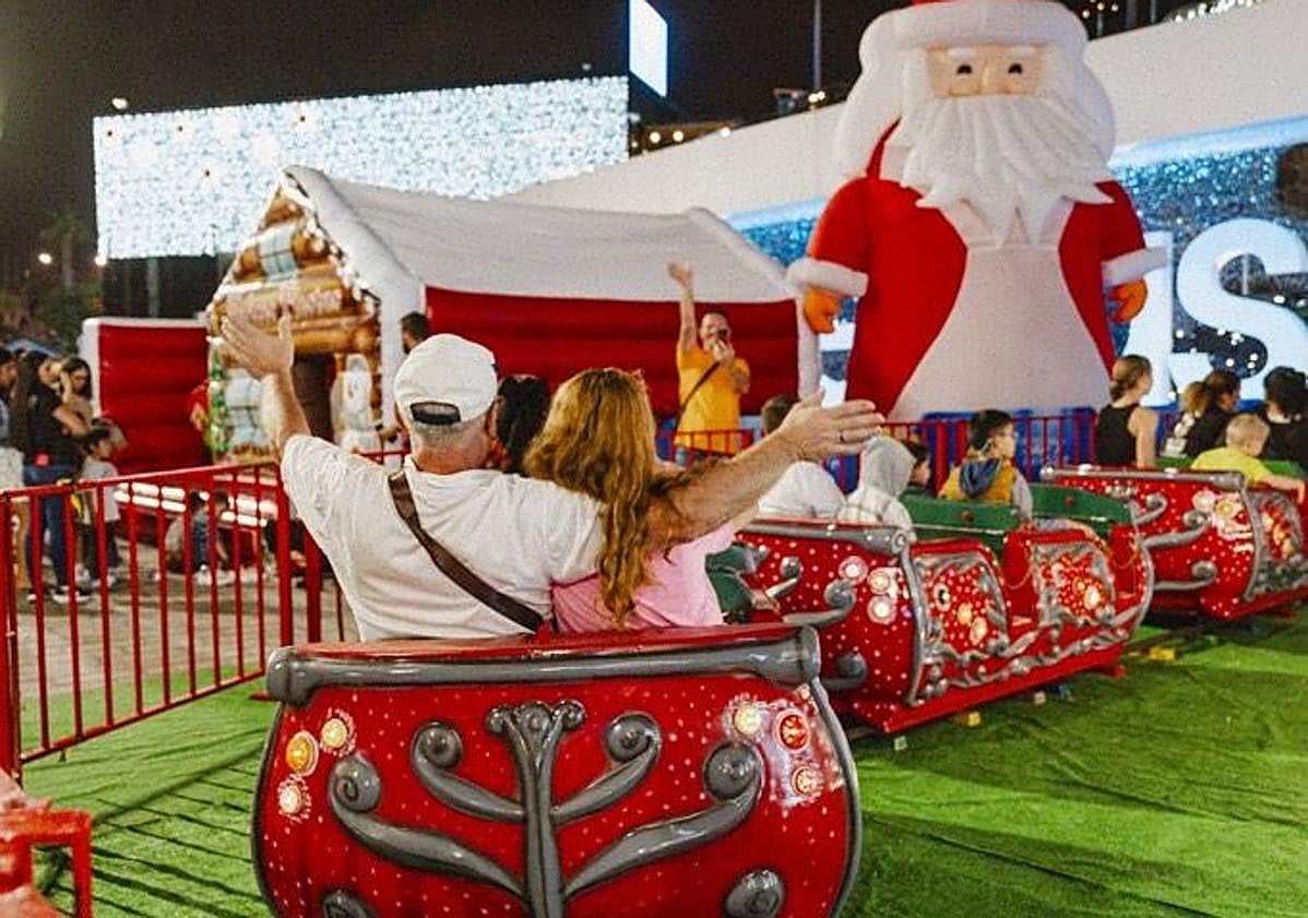 Imagen principal - ¡La magia de la Navidad brilló en el Centro Comercial Las Arenas con la llegada de Papá Noel!