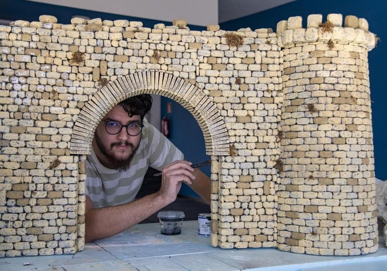 Ignacio Maya, bajo el arco de una de las estructuras que a priori pensaba montar en el belén del Parque del Sur.