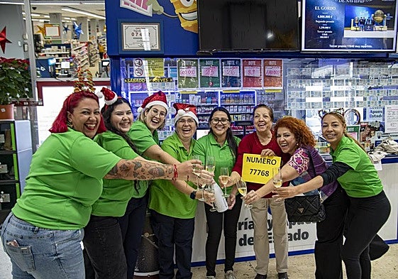 Ana Marrero, de 82 años, y su hija Alicia Bolaños, que regenta el Supermercado Bolaños, celebraron con las trabajadoras la suerte de haber repartido un cuarto premio.