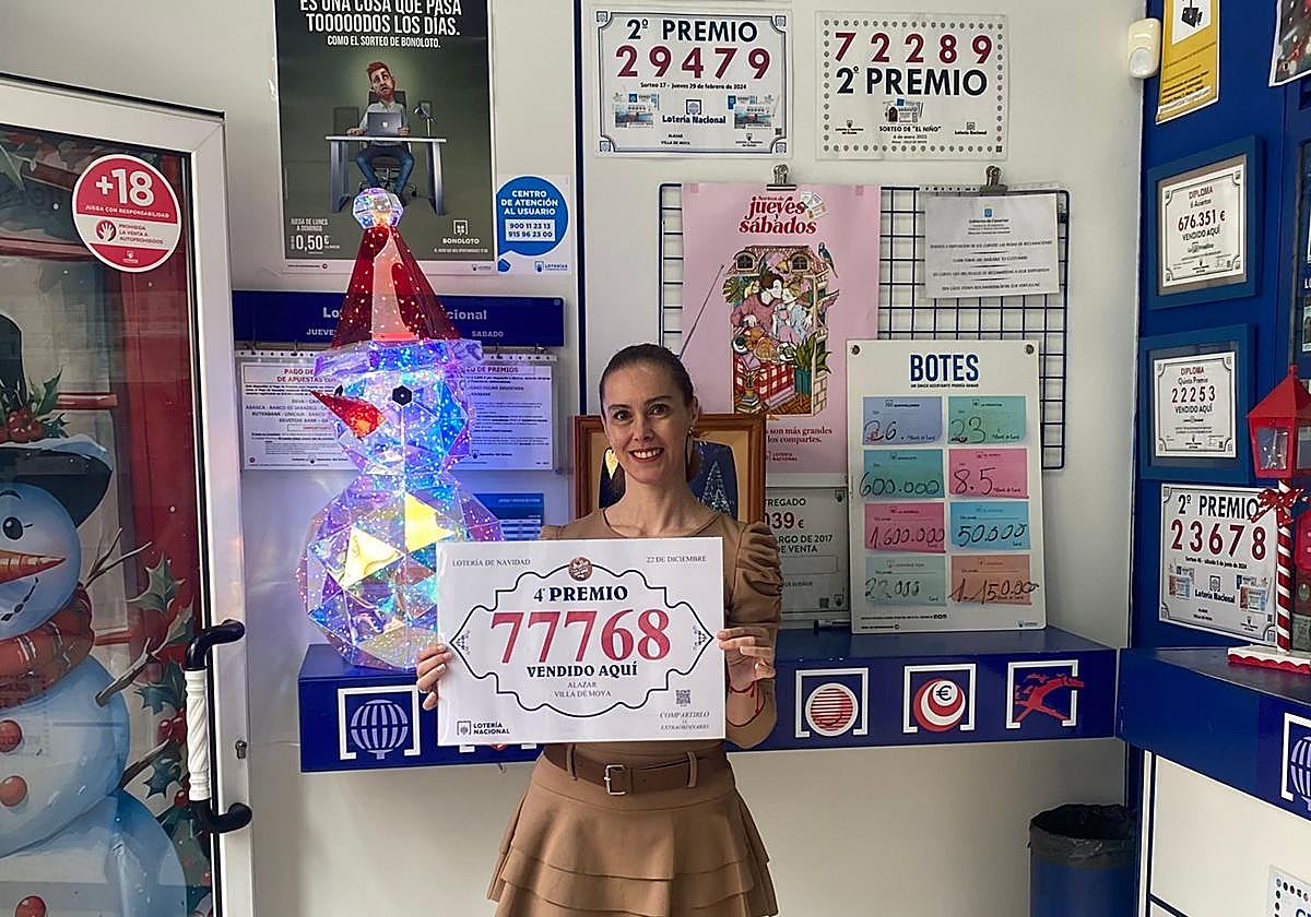 En Moya posan con el cartel del cuarto premio, el 77768.