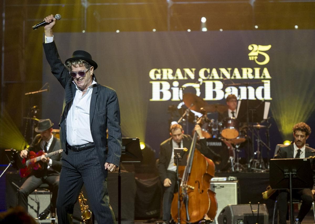 Imagen secundaria 1 - Santiago Auserón, en 2022, celebrando los 25 años de la Gran Canaria Big Band. 