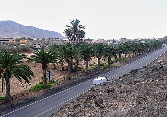 Acceso a Gran Tarajal con el centro de salud al fondo.