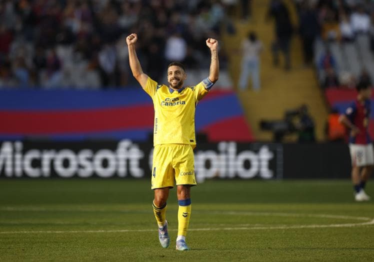 Álex Suárez celebra el histórico triunfo en el campo del Barcelona.