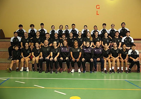 Grupo de aprendices, integrantes del club, que se entrenó este lunes por la tarde en El Calero.