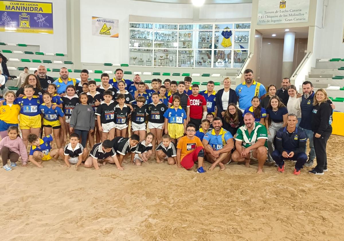 Foto de familia de los nueve participantes en la exhibición solidaria.