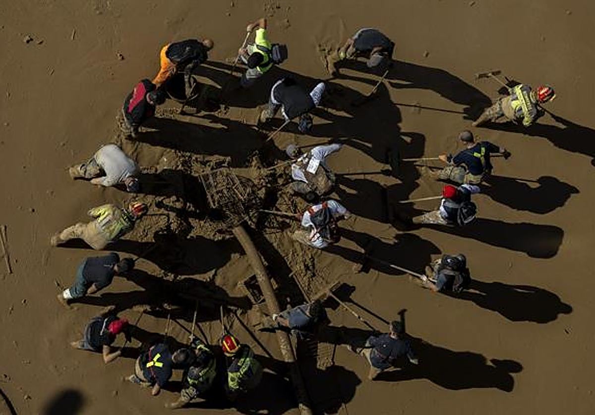 oluntarios limpian una calle de Paiporta (València).
