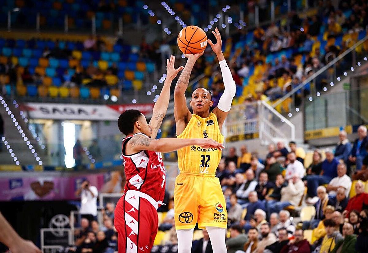 El escolta norteamericano del Granca, Joe Thomasson, lanza a canasta contra el Zaragoza.