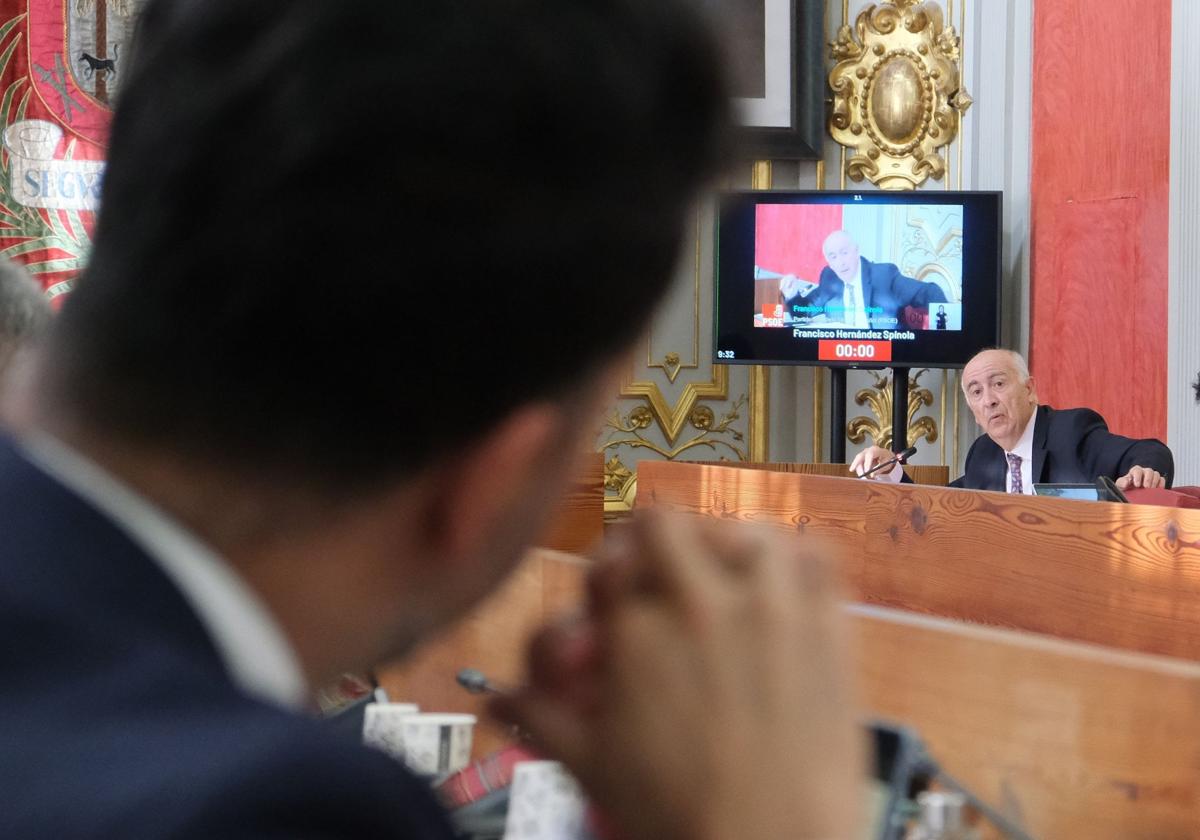 Francisco Hernández Spínola, concejal de Hacienda, se dirige a la oposición durante el pleno.