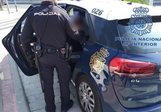 Detenidos un hombre y una menor por robar el móvil a un anciano en Triana