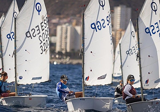 Varios tripulantes, durante la jornada desarrollada este domingo.