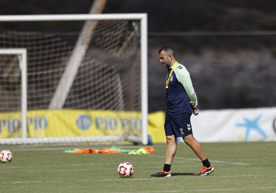 Diego Martínez, pensativo, durante un entrenamiento en Barranco Seco.