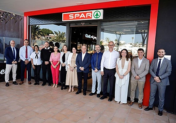 El equipo de SPAR Riosol y representantes de SPAR Gran Canaria durante la inauguración de la tienda.