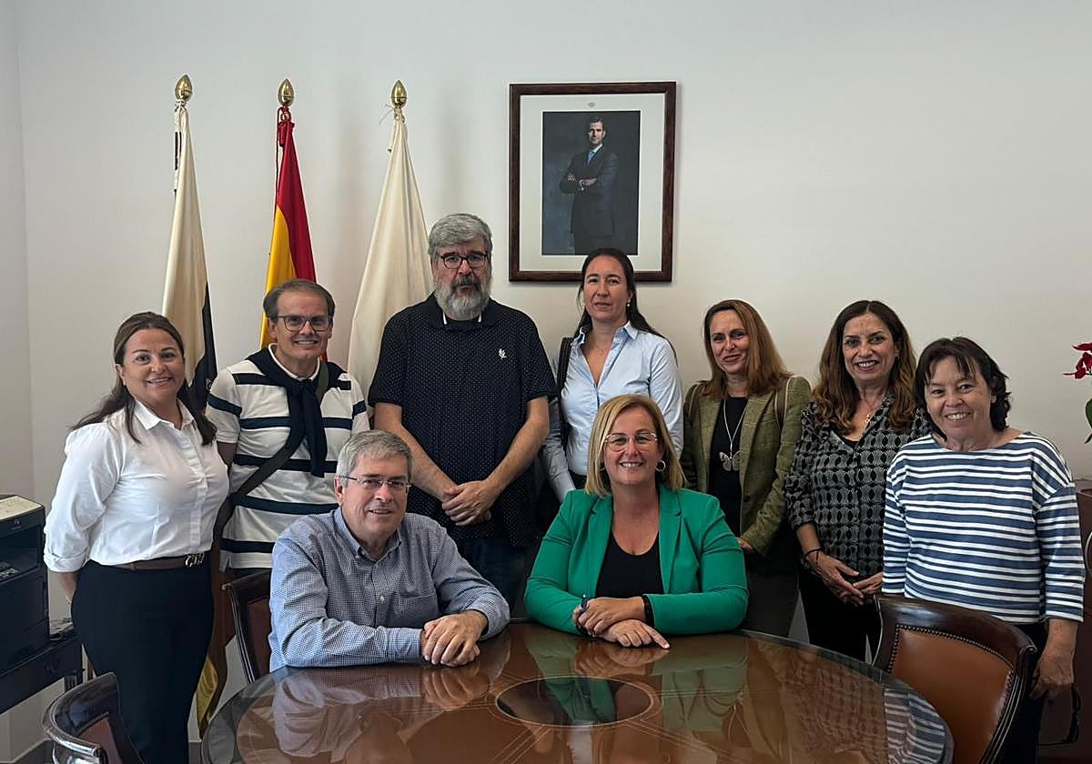 El alcalde, Marco Aurelio Pérez, y la edil de Recursos Humanos, Elena Álamo, sentados, en la última firma, este lunes, del proceso de estabilización de los trabajadores.