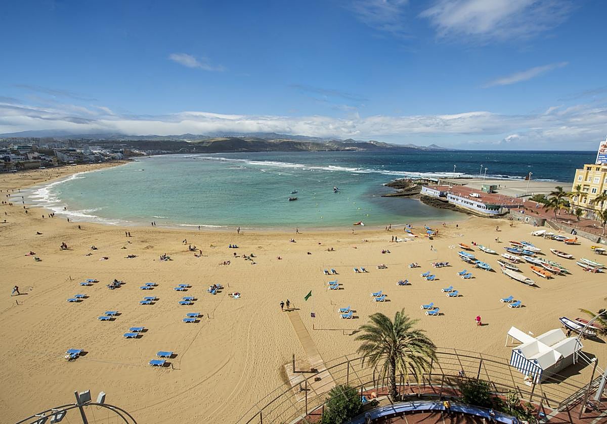 Foto panorámica de la playa de Las Canteras, en Las Palmas de Gran Canaria.