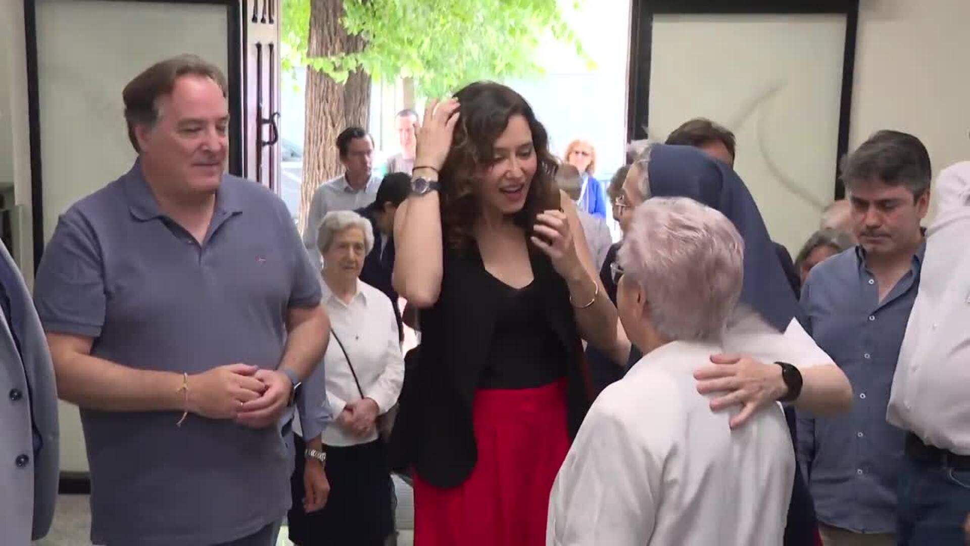 Ayuso acude a votar para las elecciones al Parlamento Europeo