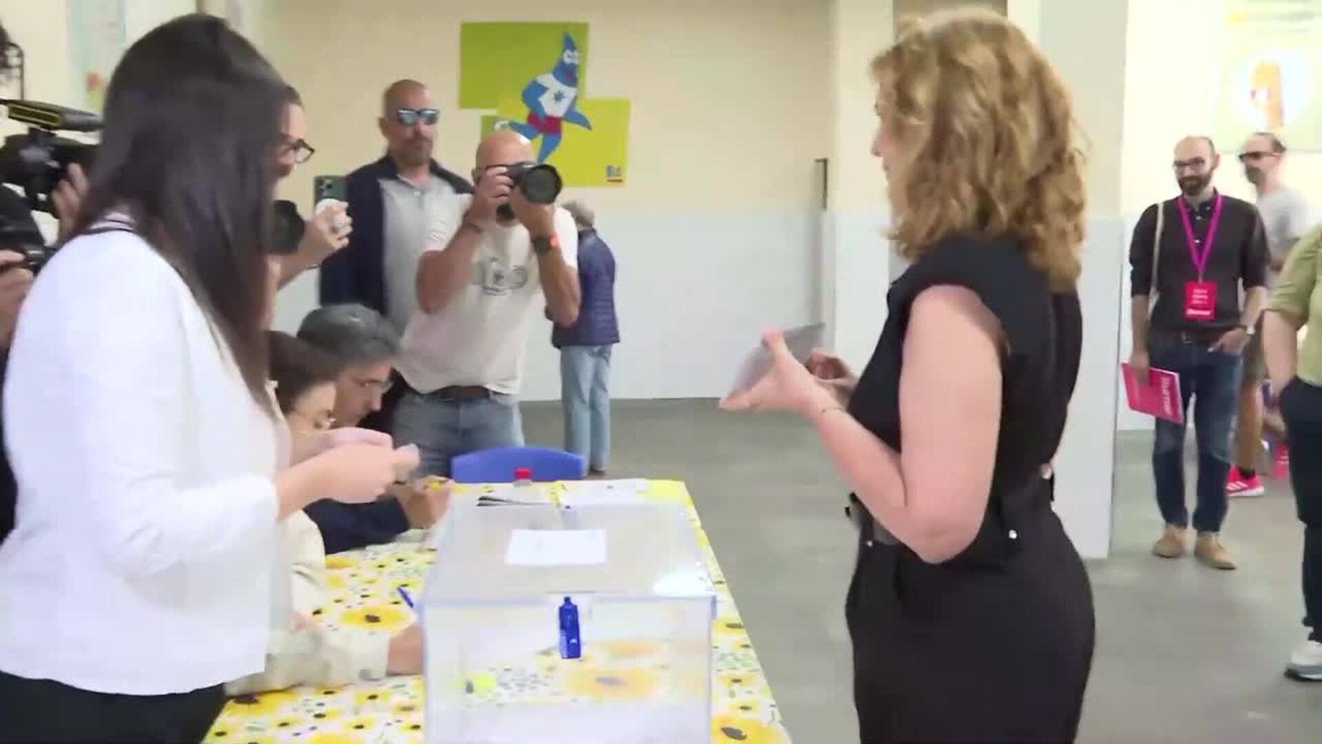 Estrella Galán vota en las elecciones al Parlamento Europeo en Madrid