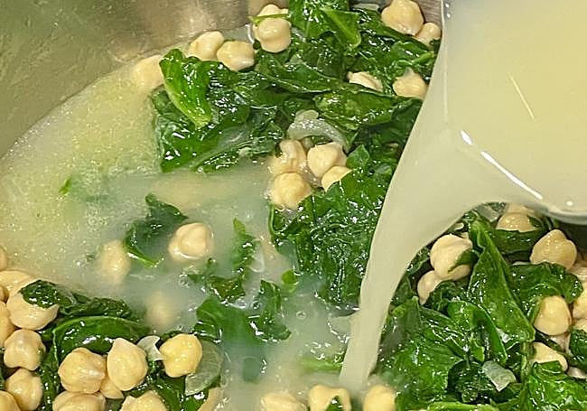 Vertemos el caldo de verduras