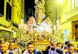 Imagen de archivo de la procesión con la imagen.