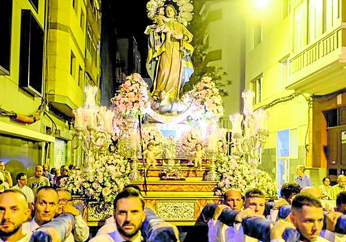 Imagen de archivo de la procesión con la imagen.