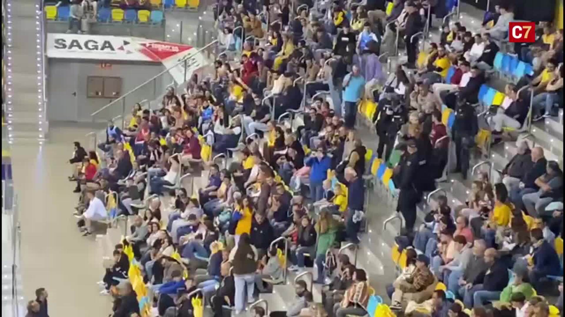 Desalojan a varios activistas de la Plataforma Canarias Por Palestina del Gran Canaria Arena tras exhibir banderas palestinas