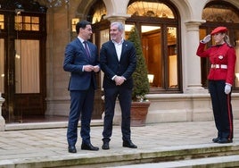 El presidente de Canarias, Fernando Clavijo (i), y el Lehendakari Imanol Pradales (d).