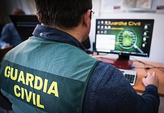 Un agente de la Guardia Civil frente a un ordenador.