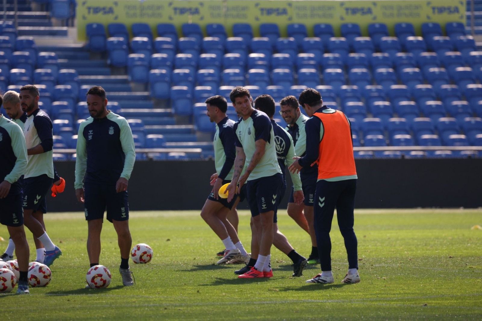 Baño de masas de la UD bajo el calor de sus aficionados