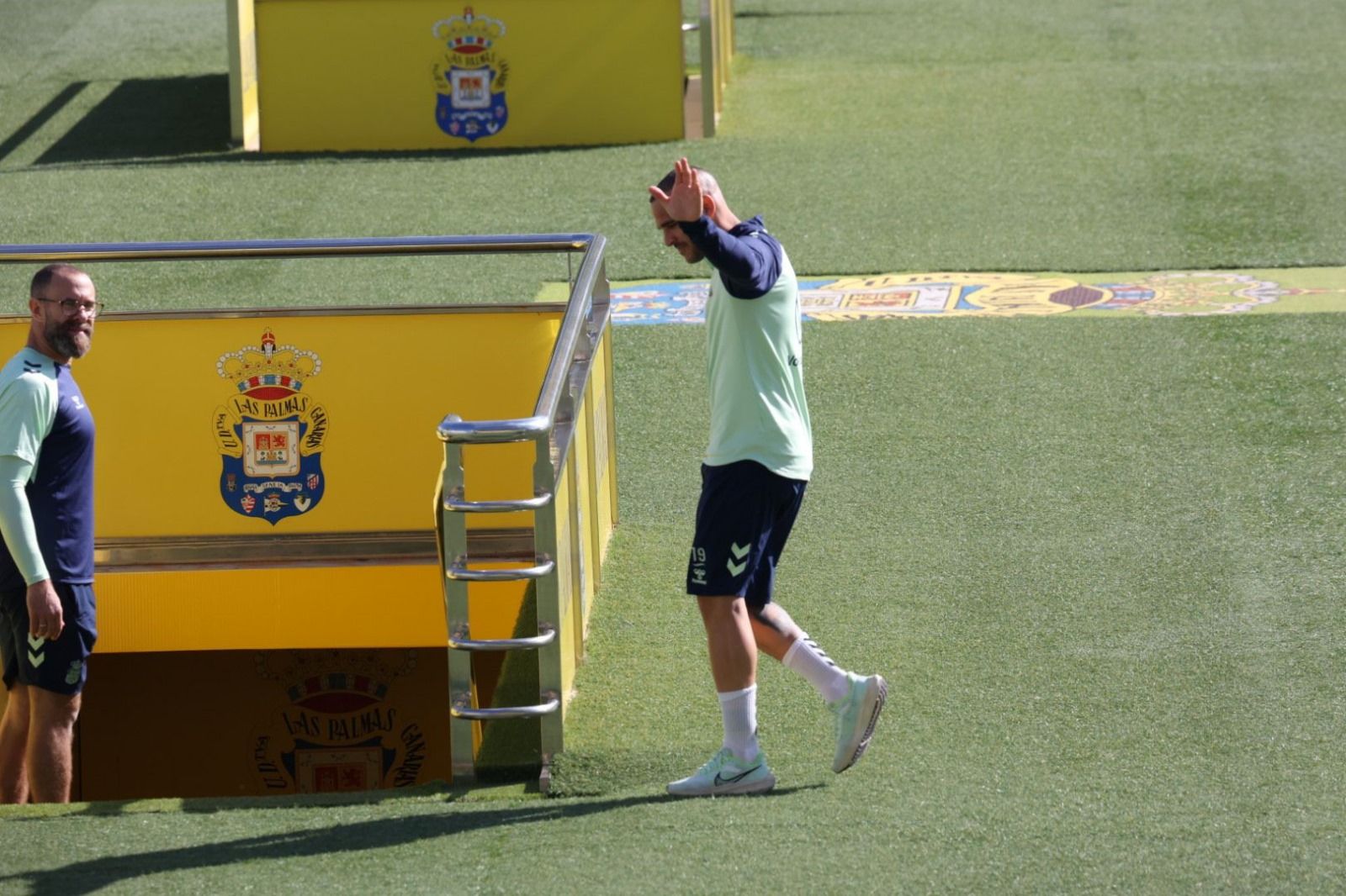 Baño de masas de la UD bajo el calor de sus aficionados