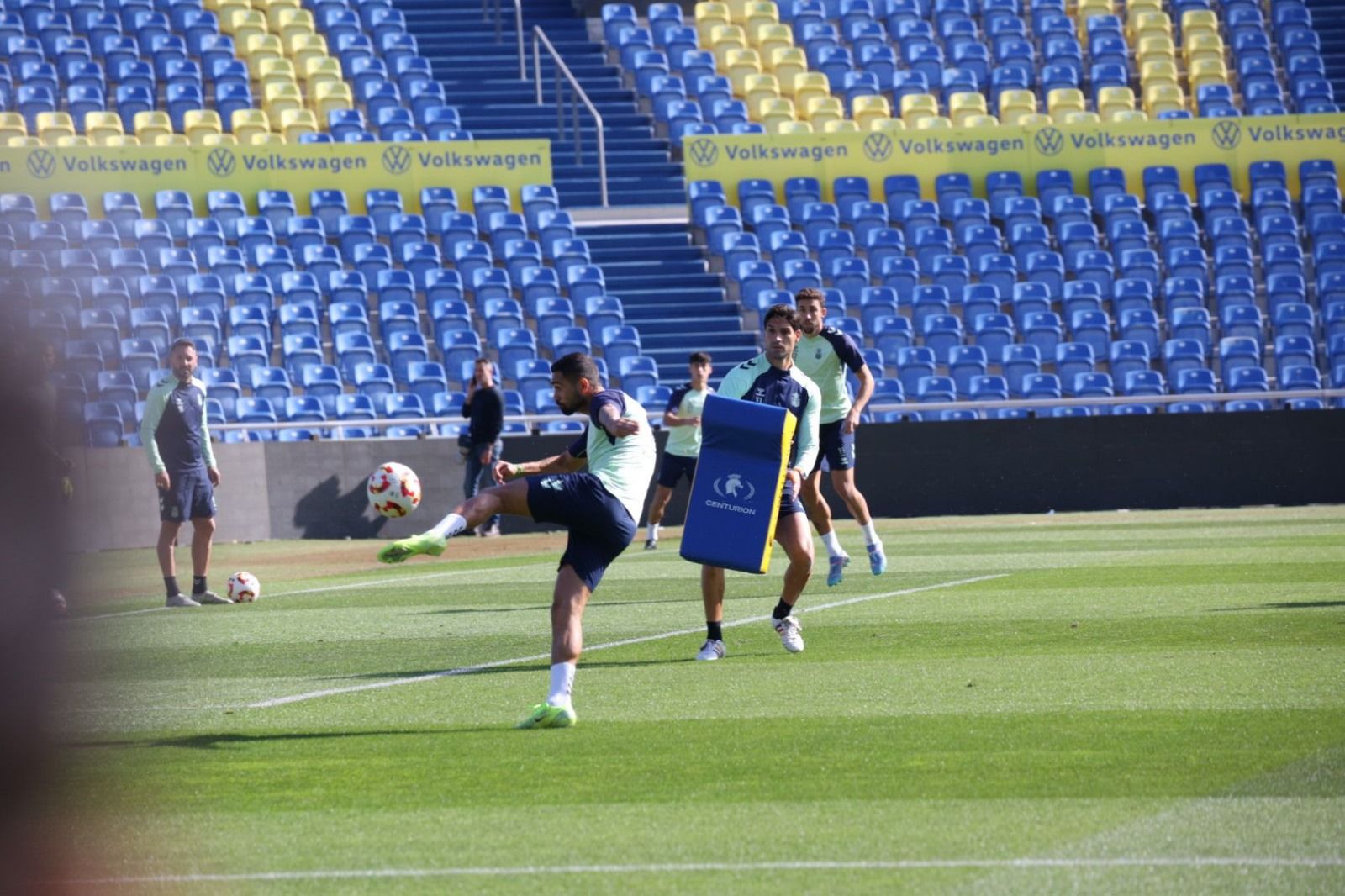Baño de masas de la UD bajo el calor de sus aficionados