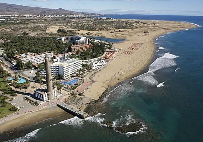 Vista del Faro de Maspalomas, la charca y las dunas.