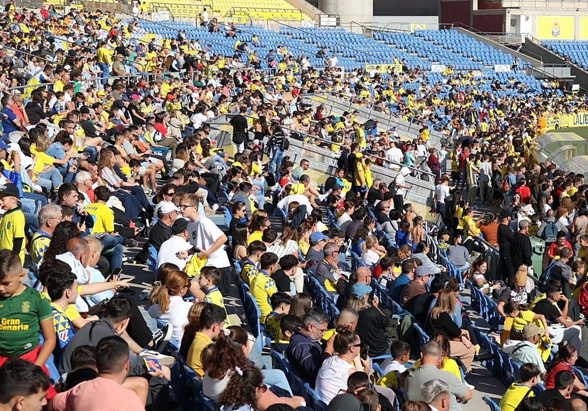 Baño de masas de la UD bajo el calor de sus aficionados