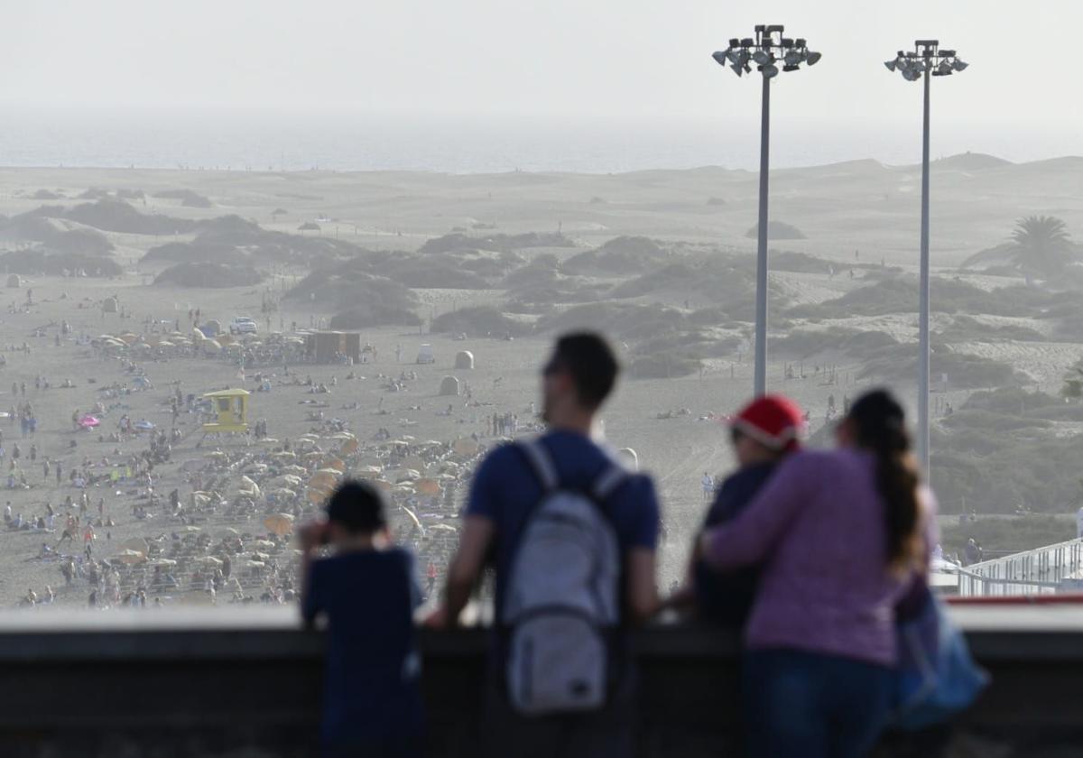 La calima toma el sur de Gran Canaria, en imágenes