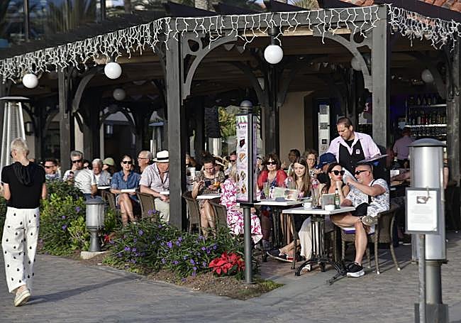 Imagen de la playa de Maspalomas, ayer, a rebosar de turistas.